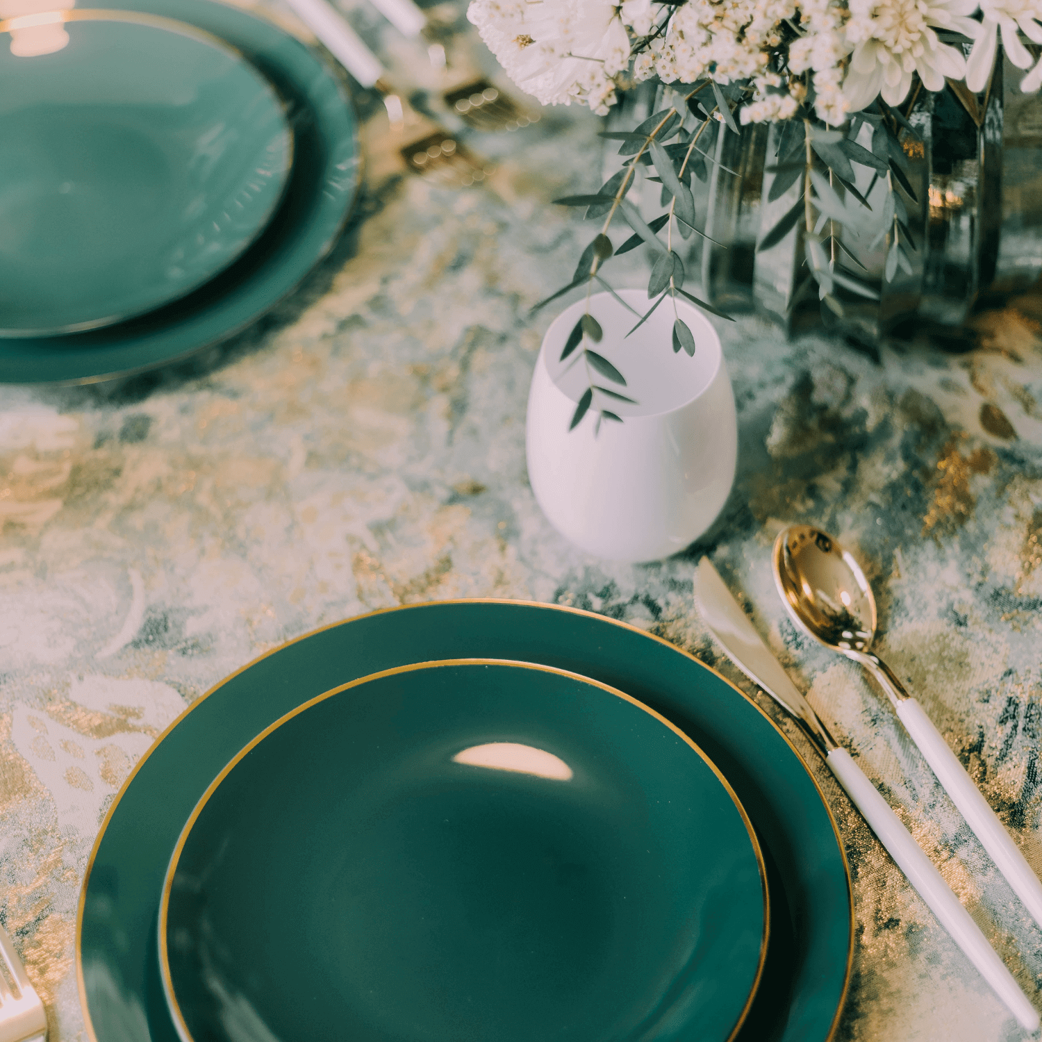8 In. Green Classic Design Plates | 10 Count