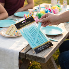 Robin's Egg Blue Economy Plastic Knives - Pack of 20 - 7.5 in.